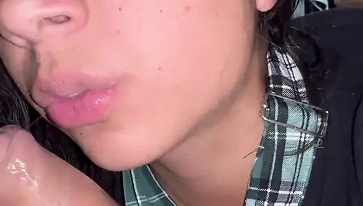 Beni aldatıyor ve beni sikmesi için oyuncu seçmelerine sokuyor