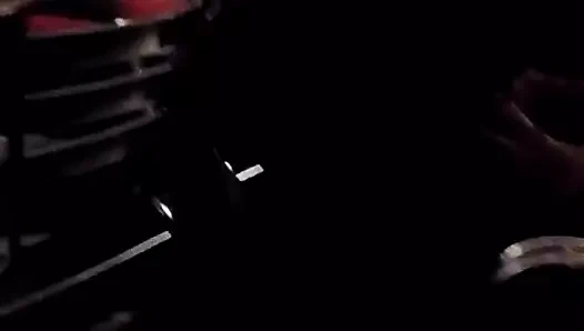 seksi sarışın nyc üstsüz canlı müzik performansı