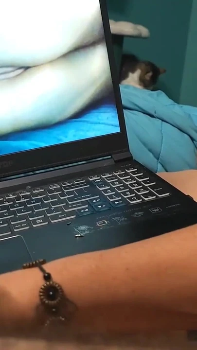 Mastürbasyon yaparken porno izliyorum | Klip 1