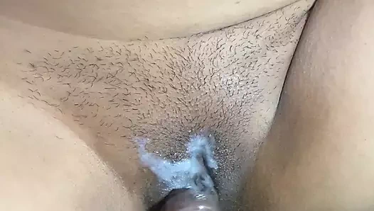 Sıska ve güzel bir kızın amına sert boşalıyorum