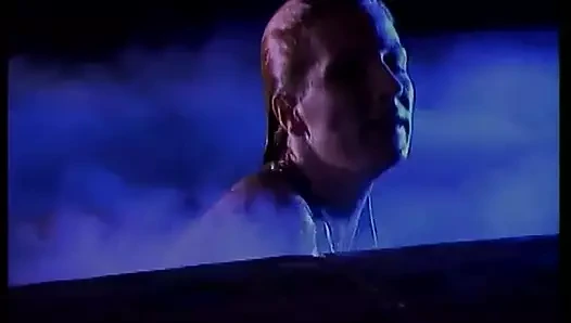 Büyük göğüslü sürtük delikanlının yarağına biniyor, sonra içeride dölleniyor