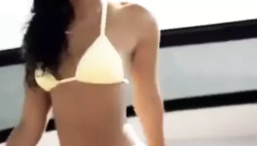 Leigh-anne pinnock bir teknede bikinili seksi görünüyor