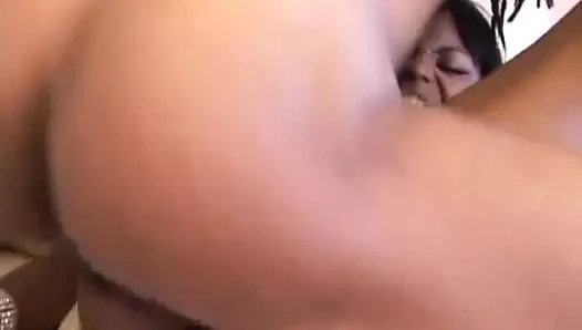 Genç zenci genç erkek avcısı canavar siyah yarakla sikiliyor ve ağzına boşalıyor