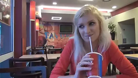 Ostblock-Nutte bei KFC anal besamt