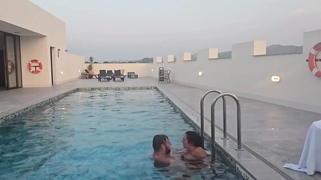 Havuzda sikişiyor