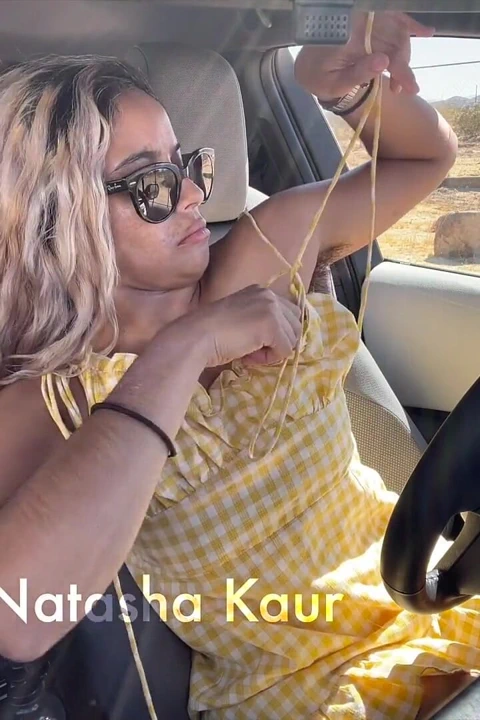 Elbise kayışlarımla boğuşuyor