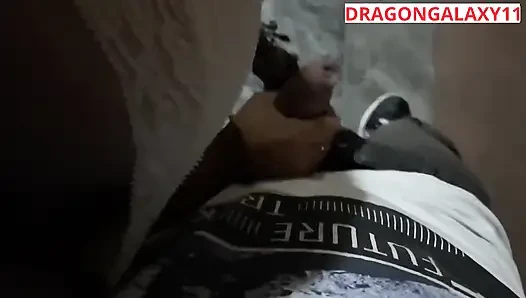 (riskli halka açık) Latin üniversiteli kız sokakta göğüslerini teşhir ediyor ve mastürbasyon yapıyor