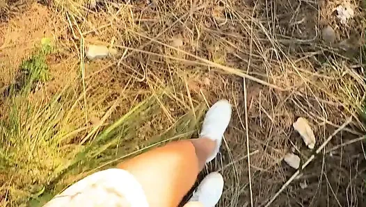 Kız açık havada birden fazla kez işiyor: tam memeli çaresiz yürüyüş halka açık bir plaja her yere işiyor
