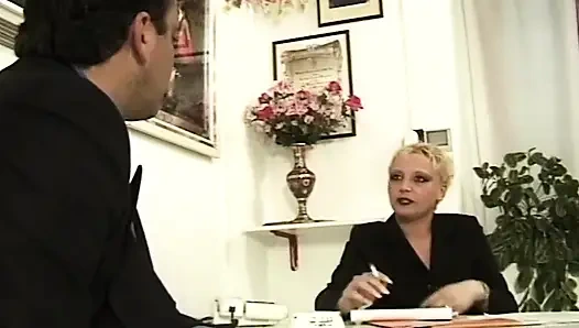 Azgın orta yaşlı seksi kadının iş görüşmesi ıslak anal sikişle bitiyor