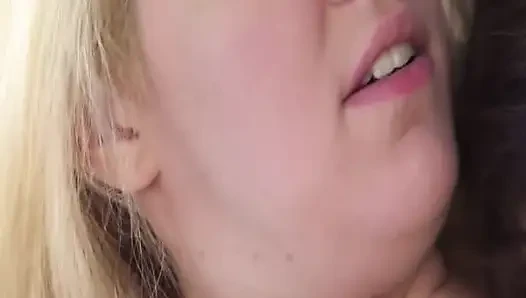 Tıraşsız amcık orgazm patlamasını bastırıncaya kadar parmaklıyor