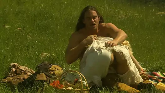 Prenses uzun saçlı bir adam tarafından çimenlerin üzerinde becerdin!