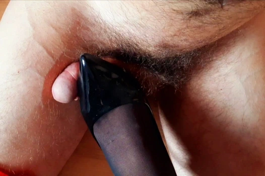 Sivri burunlu ayakkabılarla çiğnemek