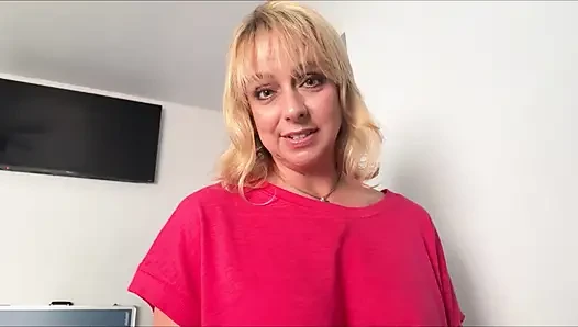 Tatlı sarışın üvey anne yaralı üvey oğlunun boşalması için yardım ediyor - Brianna Beach - Alex Adams