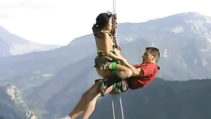 Asyalı bayan ipler üzerinde