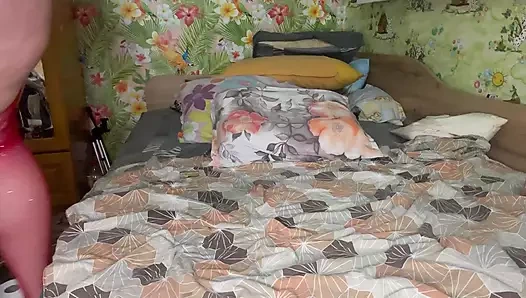 Üvey erkek kardeş üvey kız kardeşini izlerken yakalandı