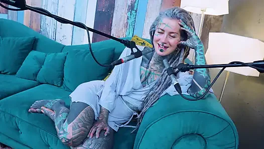 Y hakkında konuşuyorum - sen - asmr podcast sfw konuşuyor gotik sıska kız dreadlocks dövmeli model dövmeli kız