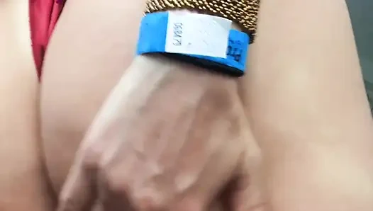 Seni azdırıyor, sallıyor ve başka bir yere bakamadığın için çıldırtıyor