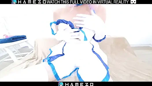 Pembe kısa saçlı Japon Rena Horikawa sanal gerçeklikte yapay penisle eğleniyor.