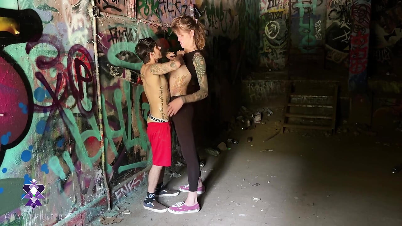 Trans kız terk edilmiş bir binada trans bir adamla sikişirken yakalandı