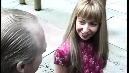 Sürtük ile öpücük dövme üzerinde ona göt ve küçük memeler becerdin tarafından damızlık üzerinde yatak