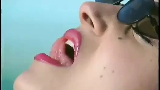 Seksi lezbiyen sürtükler havuz başında amcığını sikiyor