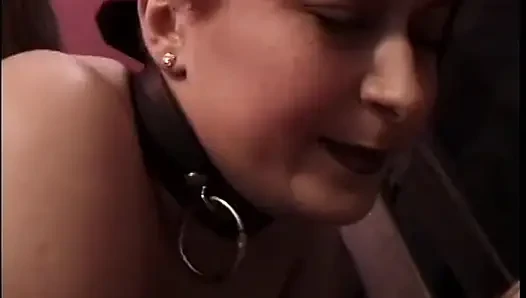 Çıplak bebek itaatkar kadının çıplak vücudunu okşuyor