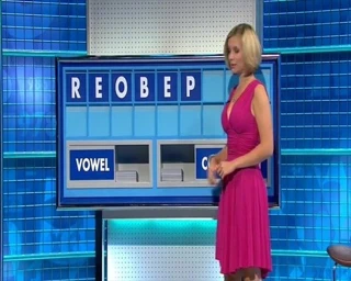 Rachel Riley - güzel büyük memeli pembe elbise