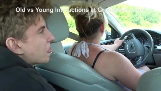 Azgın büyükanneler otostopçuyu gezintiye çıkarıyor