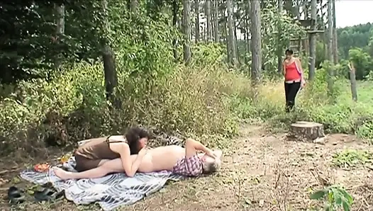 Yaramaz genç kız parkta sikişen olgun bir çifte katılıyor