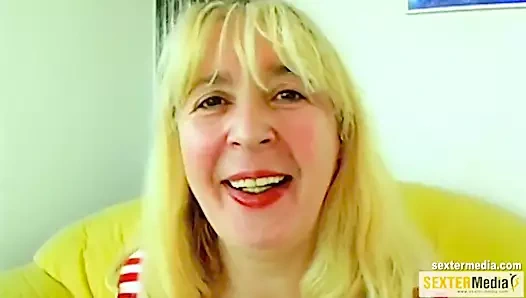 Oma (68) haarig und geil blaesst und fickt den Dick