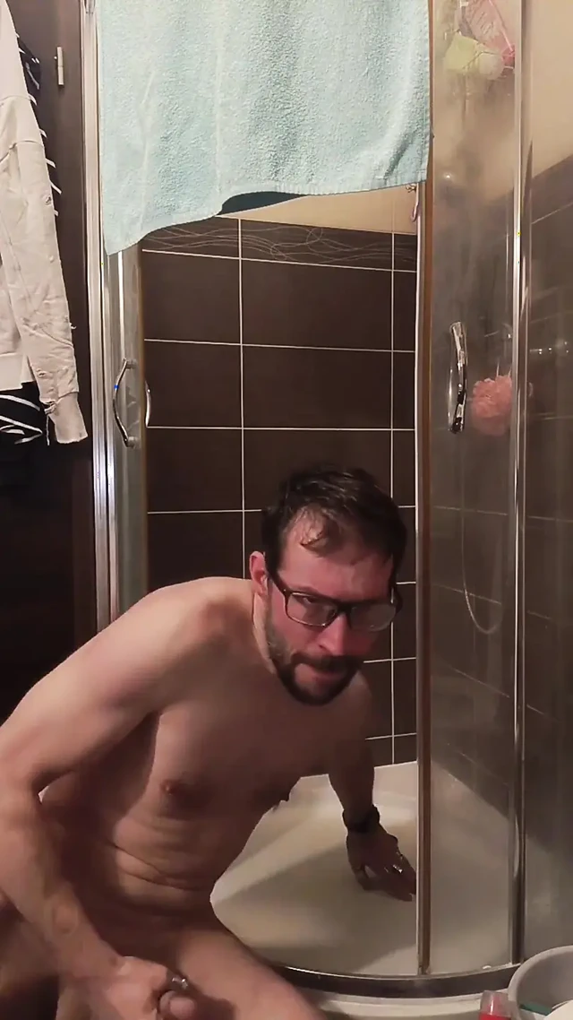 Duşta bir yarağa mastürbasyon yapıyor