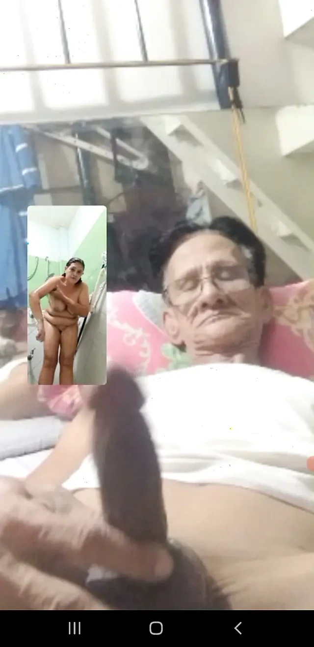 Tatlı karım her zaman zevk için görüntülü seks yapıyor.