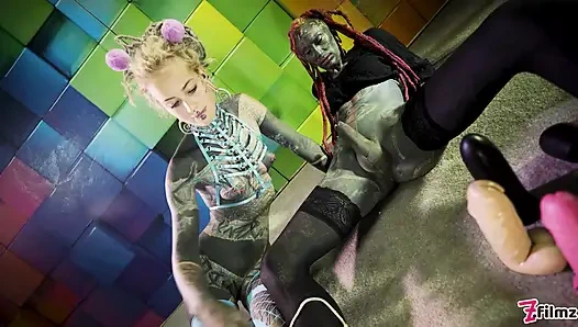 Büyük dövmeli trans Lily Lu anal yumrukla sikiliyor