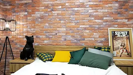 Sulu göğüslü lezzetli sarışın ıslak deliklerini gösterir