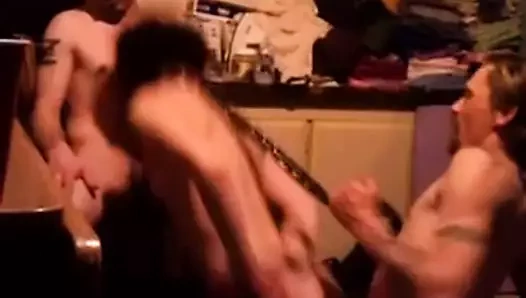 Gözleri bağlı komşu üçlü, kaydettiğimi bilmiyor