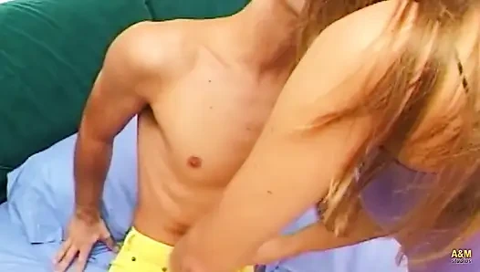 Sarışın arkadaşımın götüne sokuyorum.