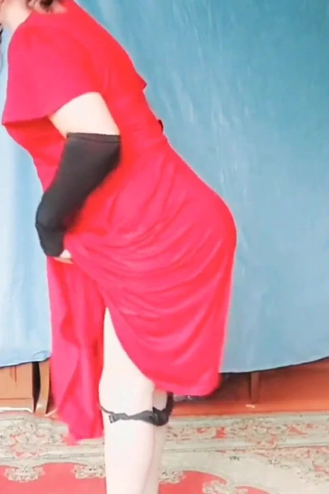Büyük götlü kadın yatak odasında seksi hareketler gösteriyor