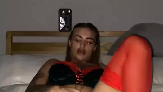 Tombul gotik sürtük sıkı küçük pembe amcığını parmaklıyor