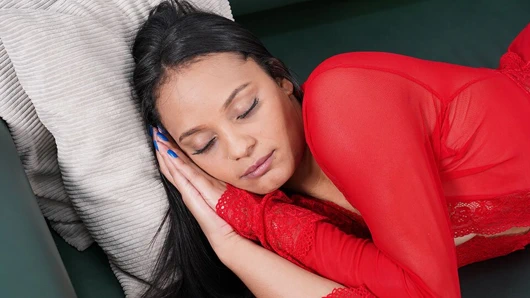 Oturma odasına gittim ve üvey kardeşimi koltukta yatarken gördüm, ondan faydalandım.