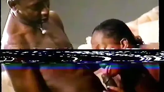 Üç muhteşem renkli hatun üç siyah büyük yarak için bacaklarını açıyor
