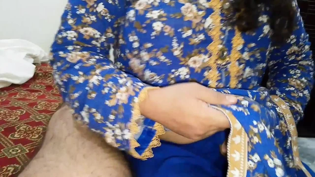 Gelini kayınpedere hizmet ederken sürpriz bir şekilde yakalandı - Hintçe ses