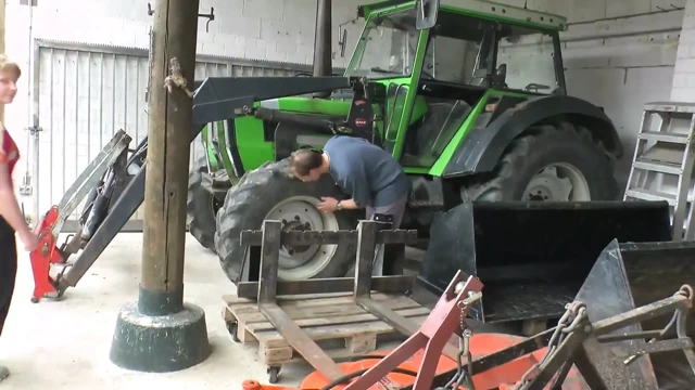 Dövmeli iri güzel kadın yarak emiyor ve amını açık havada siktiriyor