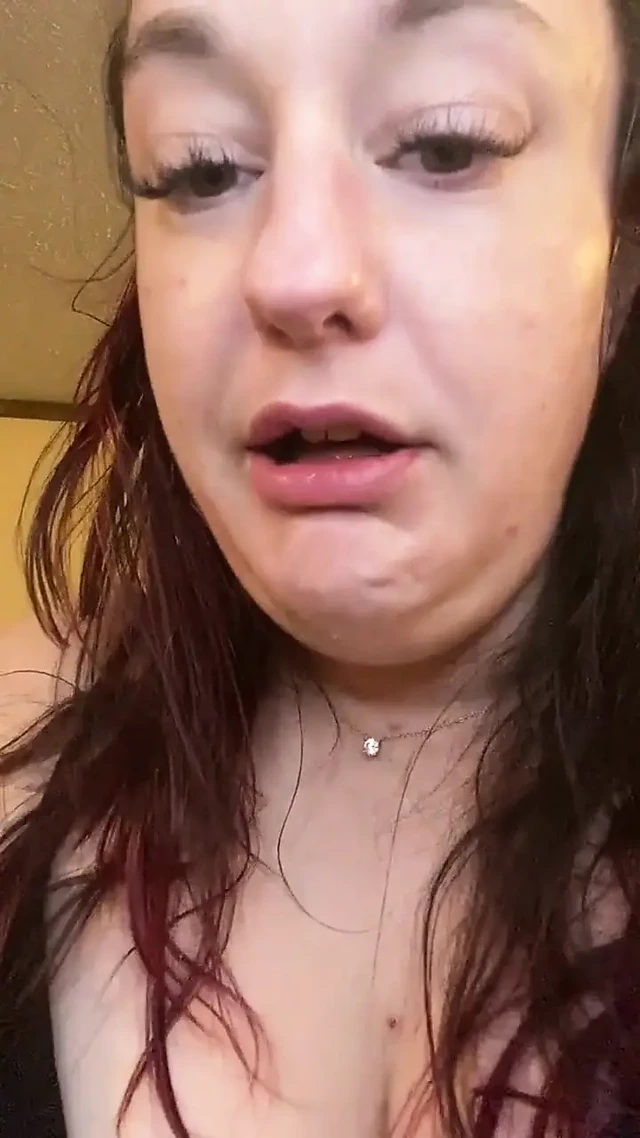 Tanrıça tombullar ve büyük bir yeşil çay yutuyor