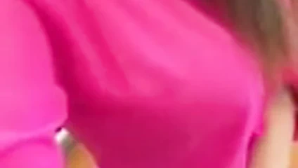 Ateşli kız büyük göğüslerini gösteriyor