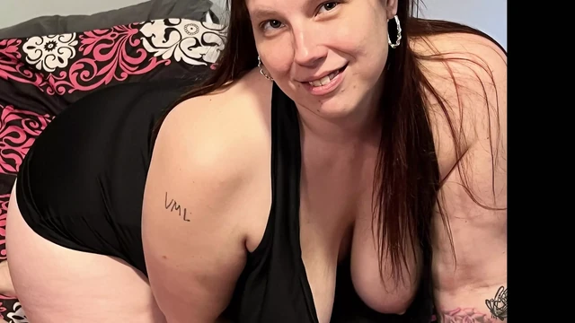 Шлюшка с офигенной задницей подпрыгивает вокруг черного члена