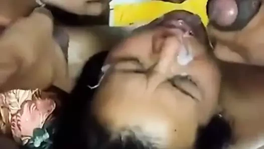 Anne oğlunun arkadaşlarıyla yüz yüze