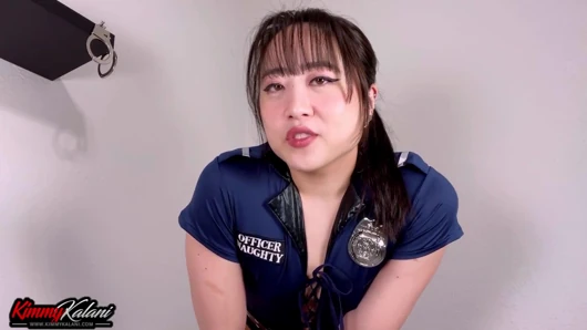 Seksi Asyalı polis yüzüne oturuyor