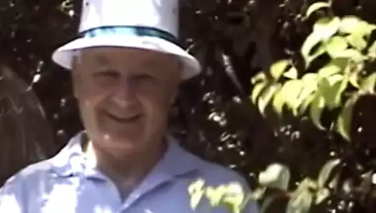 Kocası salıncak partisi düzenliyor