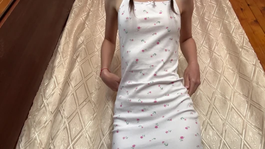 Üvey kız kardeşim bu sabah mini gömlekle külotuyla amını okşamaya karar verdi.