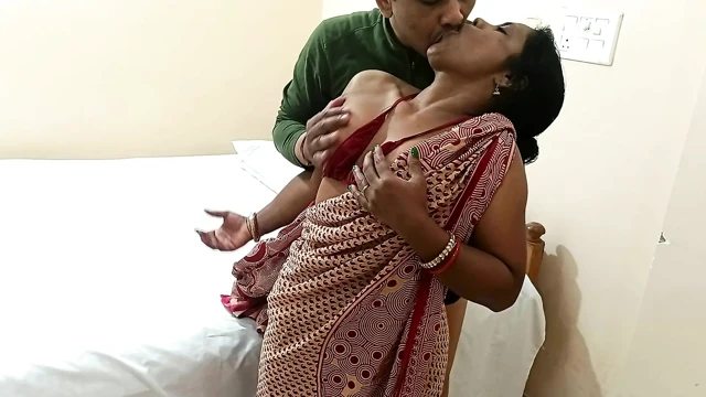 Güzel Hintli ateşli köy yenge sakso çekiyor ve çok yakın çekim masti'de sert seks